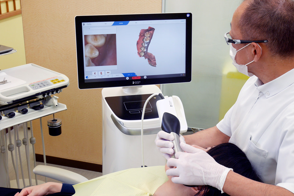 3Dの動画カメラで、治療する歯の歯型を撮影（約5分）
